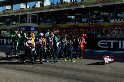 Abschlussfoto des Jahrgangs 2024: Fünf Rookies starten 2025, fünf Piloten mussten gehen. Kommen Sergio Pérez (mittig in Blau) oder Valtteri Bottas (in Hellgrün) zurück?