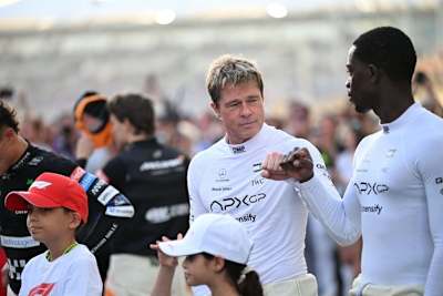 Brad Pitt und sein Schauspieler-Kollege Damson Idris bei den Dreharbeiten zum F1-Film