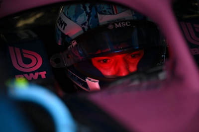 Pierre Gasly in seinem Alpine in einer dunklen Garage