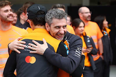 McLaren-Teamchef Andrea Stella mit Lando Norris