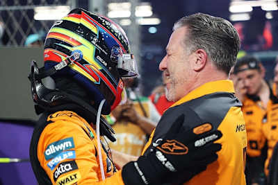 McLaren-CEO Zak Brown mit Rennsieger Oscar Piastri