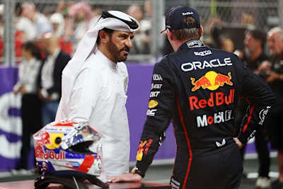 FIA-Präsident Mohammed Ben Sulayem mit Max Verstappen in Saudi-Arabien