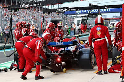 Die Boxen-Crew von Lewis Hamilton beim Reifenwechsel in Miami