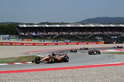 Piastri in der ersten Rennphase vor Verstappen und Norris