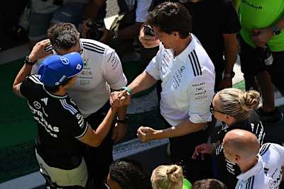 Toto Wolff (r.) mit seinem Fahrer Kimi Antonelli, der in Kanada Dritter wurde. Links bei Antonelli: sein Renningenier Peter Bonnington