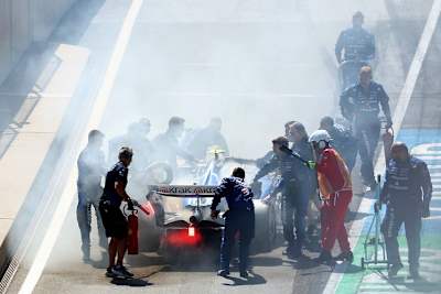 Löscharbeiten am Williams von Carlos Sainz in der Boxengasse