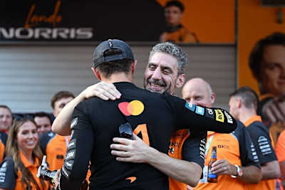 McLaren-Teamchef Andrea Stella mit Lando Norris
