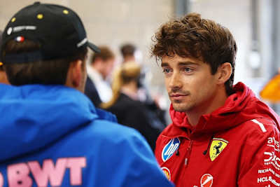 Charles Leclerc mit Pierre Gasly in Belgien