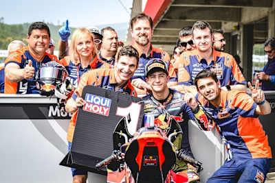 Großer Jubel bei Jose Antonio Rueda und seiner KTM-Ajo-Mannschaft nach erkämpfter Pole-Position in Portimao