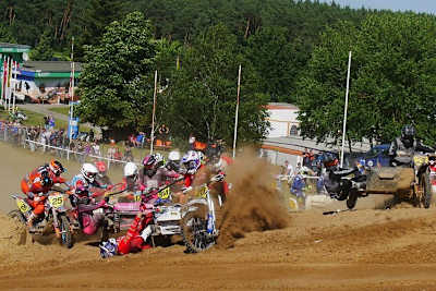 Gibt alles: Joel Hoffmann im Boot von Adrian Peter (#20), dahinter Hengster/Jahn (#914) und Weinmann/Weinmann (#25)