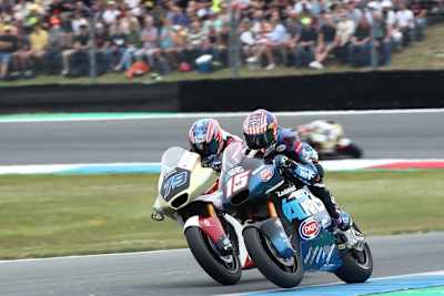 Assen 2022: Enger Zweikampf zwischen Joe Roberts (16) und Ai Ogura