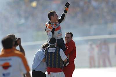 Valencia 2006. Nach einem dramatischen Finale gegen Valentino Rossi feierte ein überwältigter Nicky Hayden die Krone des Motorrad-Rennsports