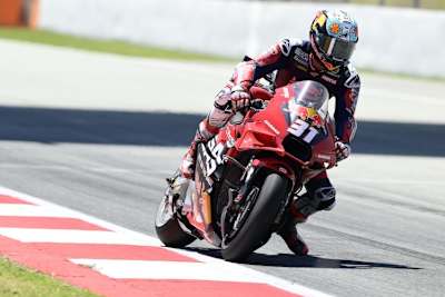 Pedro Acosta beim Anbremsen von Kurve 9