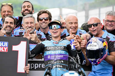 David Alonso feiert gemeinsam mit Mentor und Teammanager Nico Terol