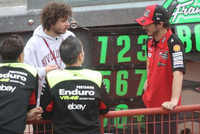 Albern in der Boxengasse: Pecco Bagnaia und Marco Bezzecchi