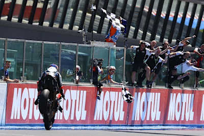 Dieser Stoppie kostet Toprak Razgatlioglu 500 Euro Strafe