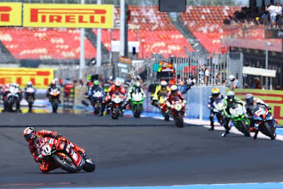 Im zweiten Lauf hatte Nicolo Bulega zu Beginn eine kommode Führung