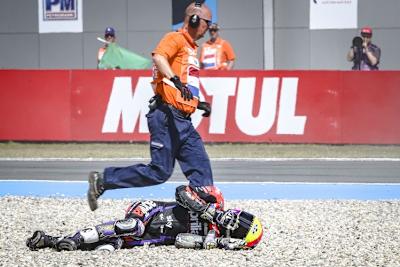 Aleix Espargaro konnte das Kiesbett auf eigenen Füßen verlassen