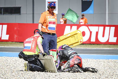Streckenposten eilen Aleix Espargaró mit einer Trage zur Hilfe