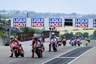 Sehenswert: Bastianini (23) bremst sich an Maverick Vinales vorbei