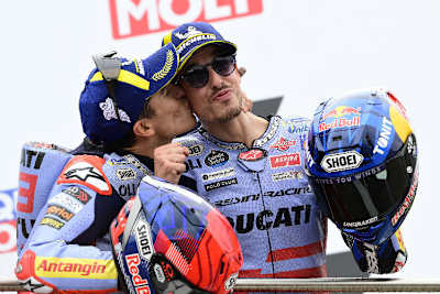 Küssen für Bruder Alex von Marc Márquez. Die Brüder erreichten am Sachsenring Historisches