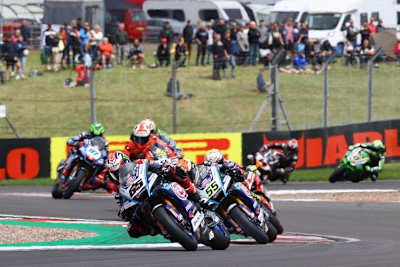 Jonathan Rea vor Andrea Locatelli