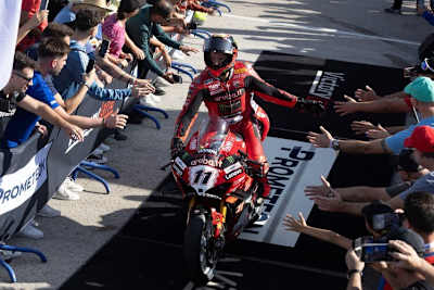 Nicolo Bulega gewann das erste Superbike-Rennen in Jerez souverän