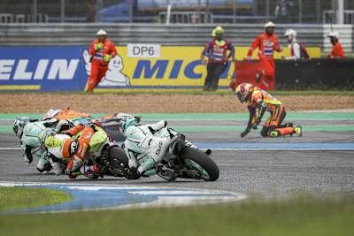 Runde 1 in Buriram: Aldeguer und Arbolino am Boden