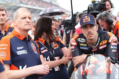 Aki Ajo mit KTM-Pilot Vinales, der in Katar als erster RC16-Pilot ein Rennen angeführt hat