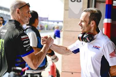 Yamaha-Teammanager Meregalli (li.) begrüßt Honda-Kollege Alberto Puig