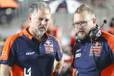 Sebastian Risse (re.) ist der leitenden KTM-Ingenieur an der Strecke