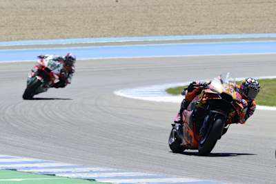 Enea Bastianini (KTM) vor Honda-Pilot Johann Zarco