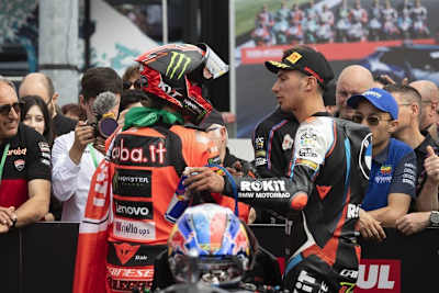 Sieger Nicolo Bulega und der besiegte Toprak Razgatlioglu