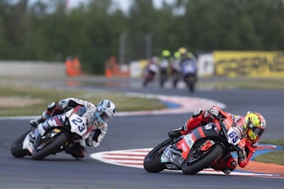 Marcel Schrötter und Philipp Öttl (v.l.) begeisterten in Most die deutschen Fans