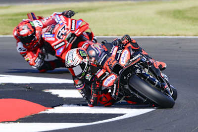 Marco Bezzecchi vor Landsmann Pecco Bagnaia