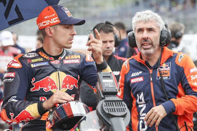 Teamplayer: Maverick Vinales mit Crew-Chief Manuel Cazeaux