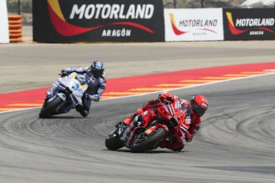 Marc Marquez vor seinem Bruder Alex im Sprint von Aragon