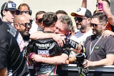 Erster Gratulant – zum ersten Grand-Prix-Sieg: Peter Öttl feiert mit David Munoz