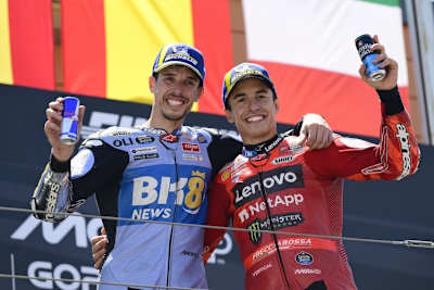 Alex (l.) und Marc Marquez auf dem Aragon-Podium. Die Brüder wurden Zweiter und Erster