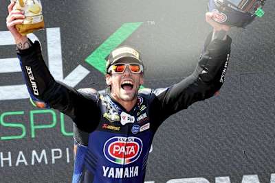 Stefano Manzi jubelt über den Sieg im ersten Lauf