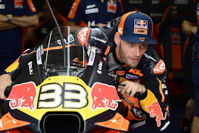 Brad Binder mit Trockenübungen auf der RC16