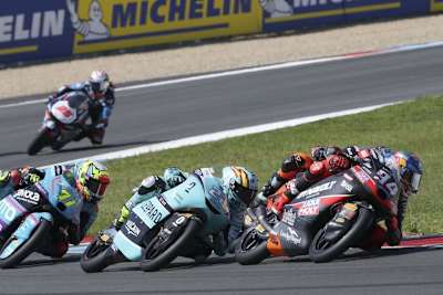 Guido Pini sicherte sich in Brünn die Pole, führte zu Beginn des Rennens das Feld an. Er fiel später auf Platz 10 zurück