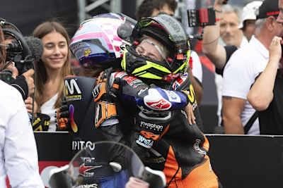 Beatriz Neila und Chloe Jones gratulieren sich zu einem spannenden Rennen