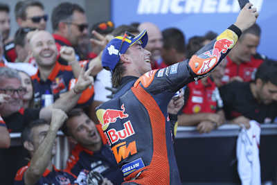 Pedro Acosta mit der KTM-Crew