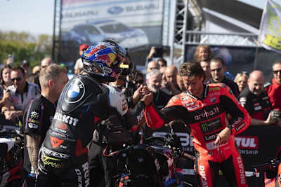 Nicolo Bulega musste Toprak Razgatlioglu schon wieder zum Sieg gratulieren