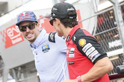 Rennsieger Alex Marquez (l.) mit Bruder und Barcelona-2. Marc