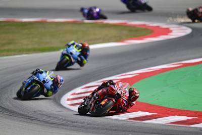 Pecco Bagnaia vor den beiden Trackhouse-Aprilias