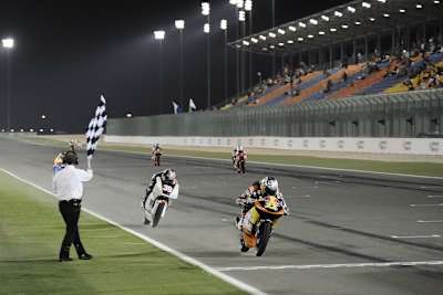 Katar 2012: Sandro Cortese fährt beim ersten Moto3-Rennen der Geschichte als Dritter ins Ziel