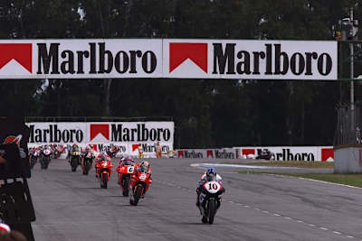 1999: Kenny Roberts jnr. führt das Rennen der Königsklasse in Buenos Aires