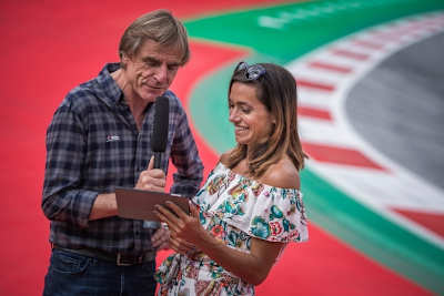 Andrea Schlager mit Gustl Auinger in MotoGP-Mission